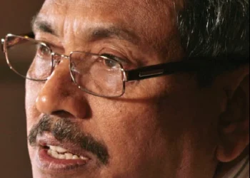 DEFENCE SECRETARY GOTABAYA RAJAPAKSA SALUTES THE WAR HEROES